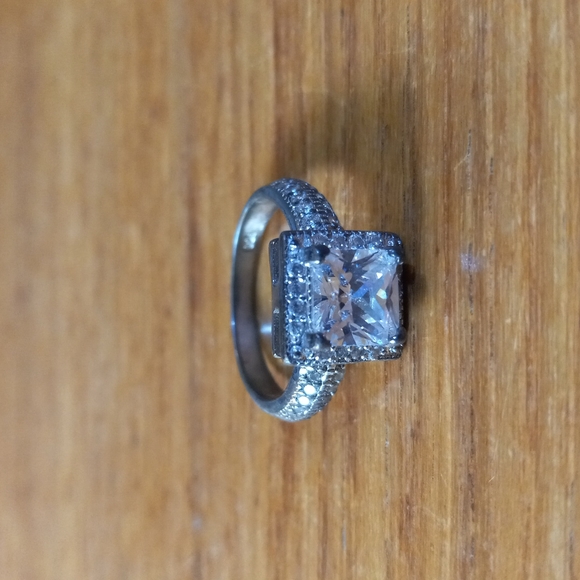 unknown Jewelry - 2 carat Cubic zirconia sterling silver ring